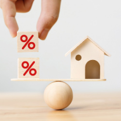 Is beding over tussentijdse rentewijziging bij hypothecair krediet oneerlijk?